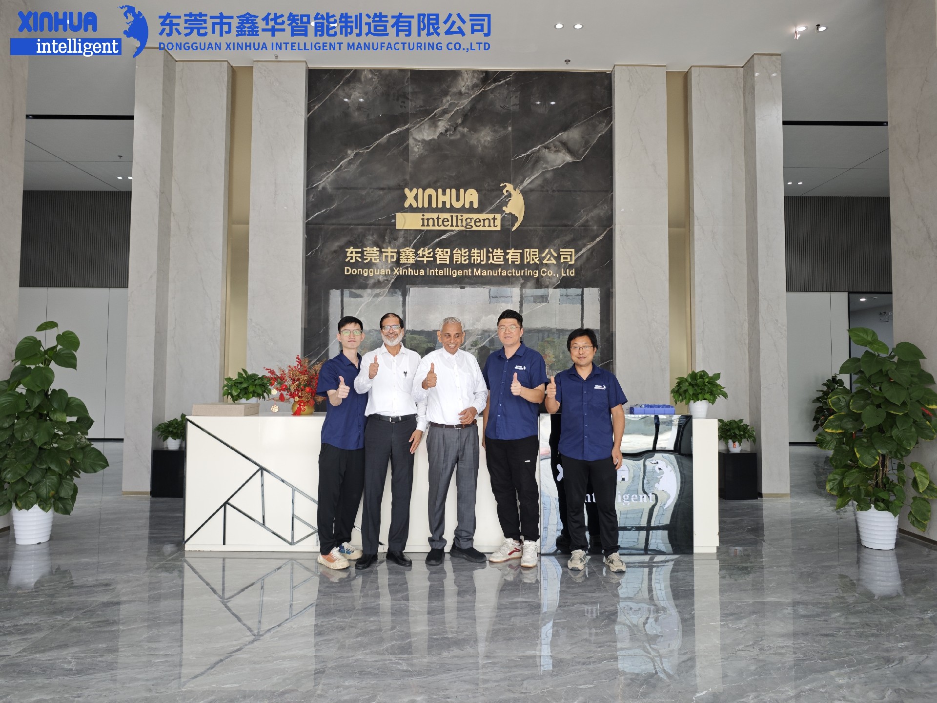 鑫華智能來(lái)訪(fǎng)問(wèn)的外貿(mào)客戶(hù)與同事合影