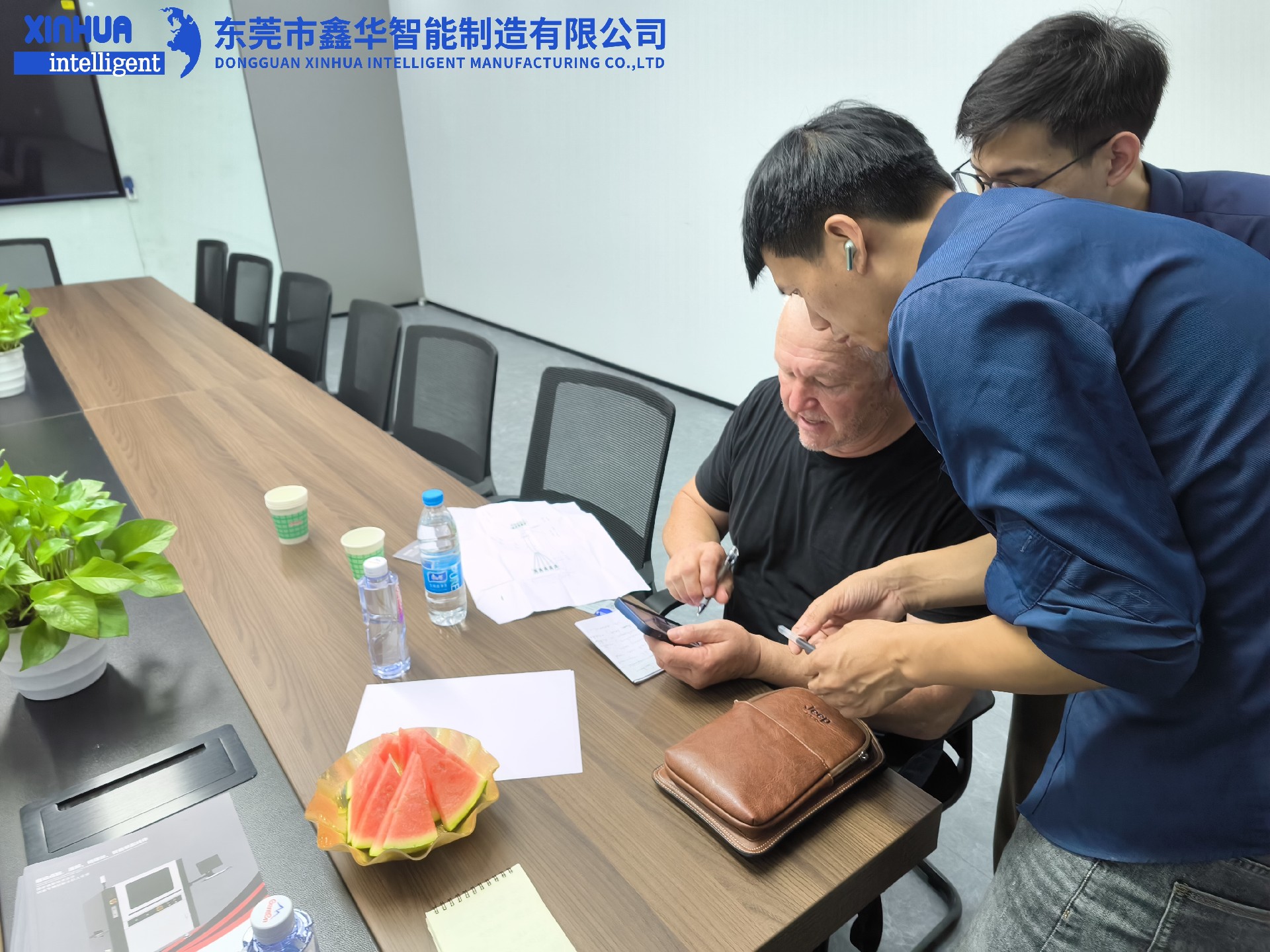 業(yè)務(wù)部2位男同事在給美國(guó)客戶(hù)耐心介紹自動(dòng)鎖螺絲機(jī)性能